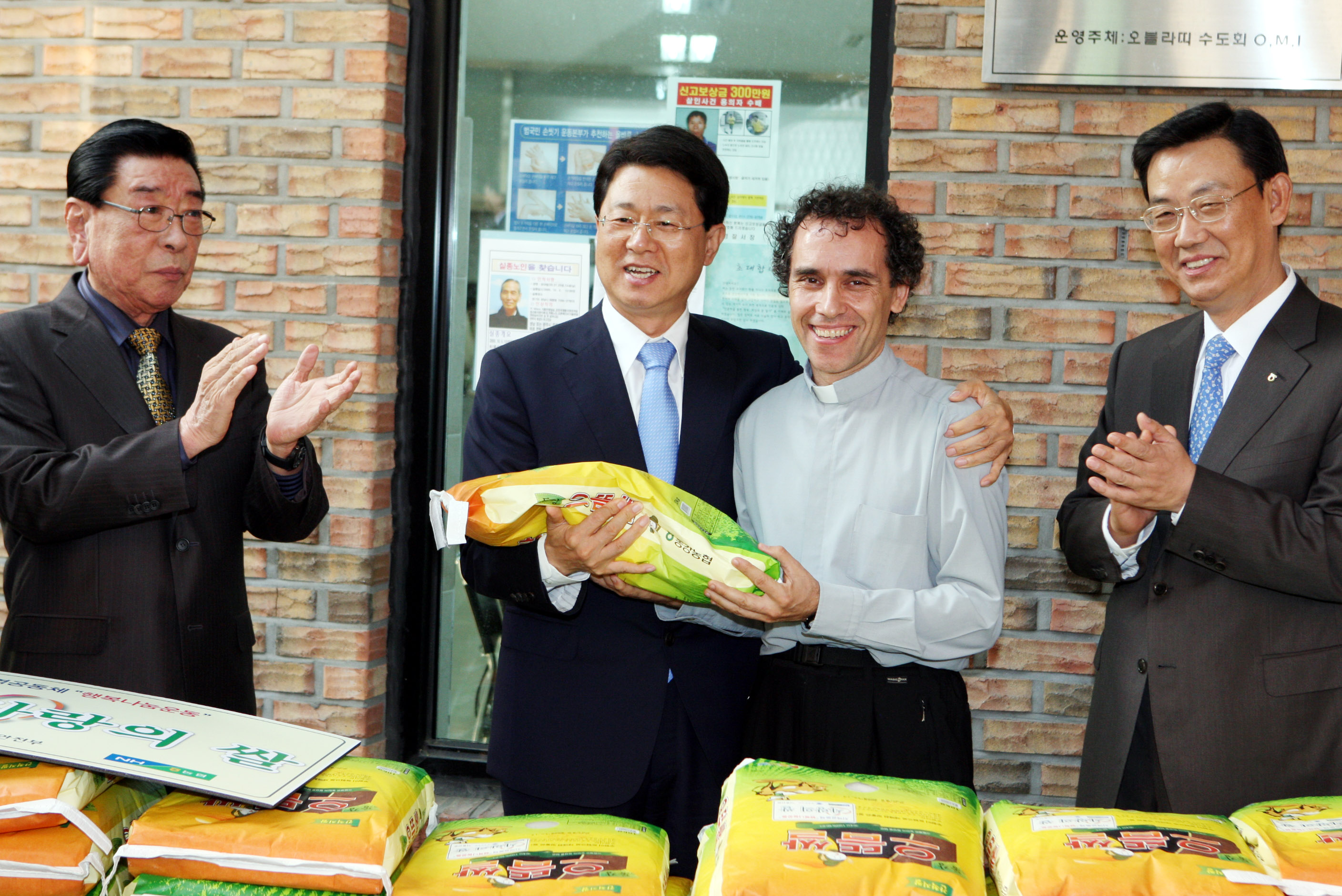 이달곤 장관, 지역공동체 행복나눔운동 "사랑의 쌀 전달" 