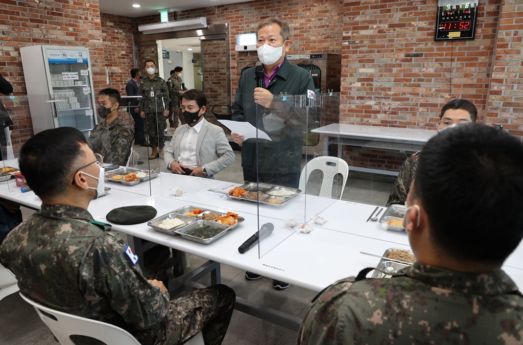 이상민 행정안전부 장관이 8일 오전 강원도 양구에 위치한 21사단을 방문해 국군장병들과 오찬을 함께 하고 있다.