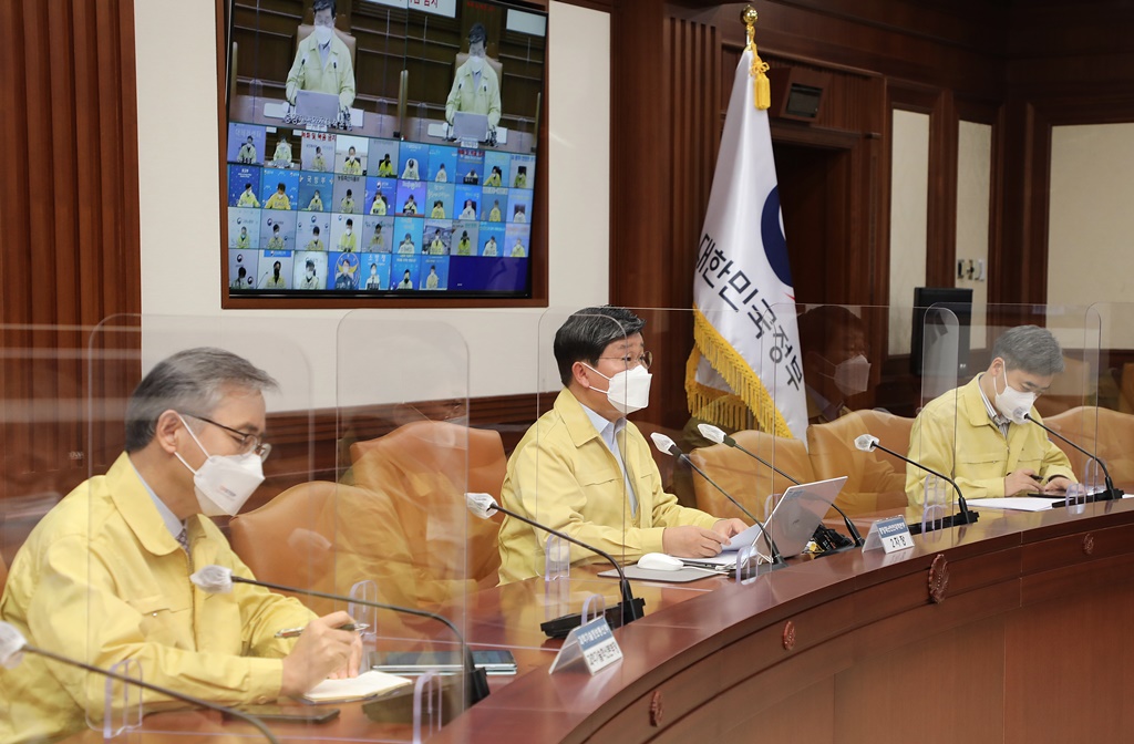 전해철 중대본 제2차장(행정안전부장관)이 7일 오후 서울 종로구 정부서울청사에서 '코로나19 대응 중앙재난안전대책본부 회의' 에서 모두발언을 하고 있다.
