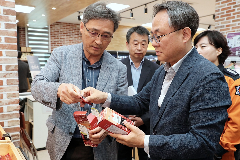 고기동 행정안전부 차관이 11일 오전 경북 영양군 로컬푸드직매장을 찾아 지역 특산품을 살펴보고 있다.