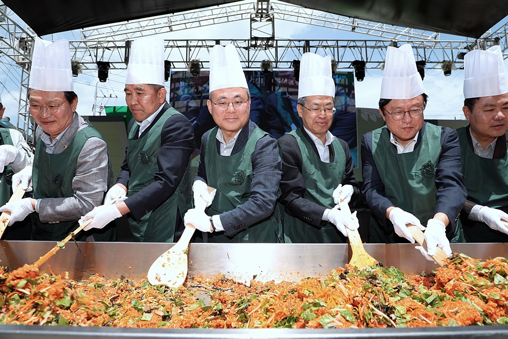고기동 행정안전부 차관(가운데)11일 오전 경북 영양군에서 열리고 있는 '제19회 영양 산나물 축제'를 찾아 1219인분 비빔밥을 만들고 있다.