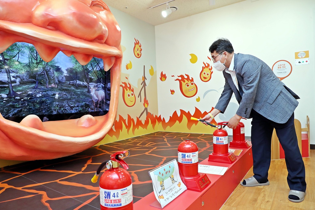 이재영 행정안전부 차관이 24일 오후 강원도 춘천시 소양로 '춘천시육아종합지원센터'를 방문해 화재예방 시뮬레이션을 체험하고 있다.