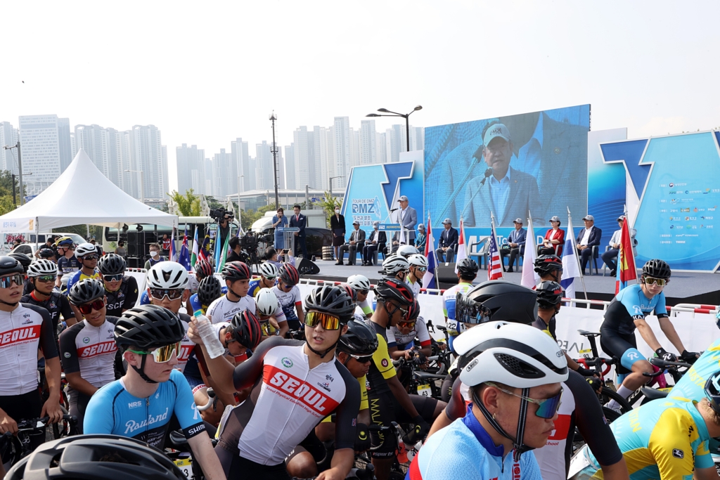 이상민 행정안전부 장관이 26일 오전 경기도 고양체육관 광장에서 열린 '뚜르 드 디엠지(Tour de DMZ)' 2022 국제자전거대회 개막식에서 개회사를 하고 있다.