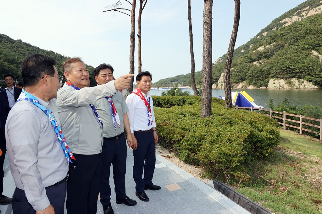 Lee Sang-min, Minister of the Interior and Safety, visits the Saemangeum in Buan-gun, Jeollabuk-do, where the 2023 World Scout Jamboree will be held to check the preparation status and water safety measures on the afternoon of the 29th.