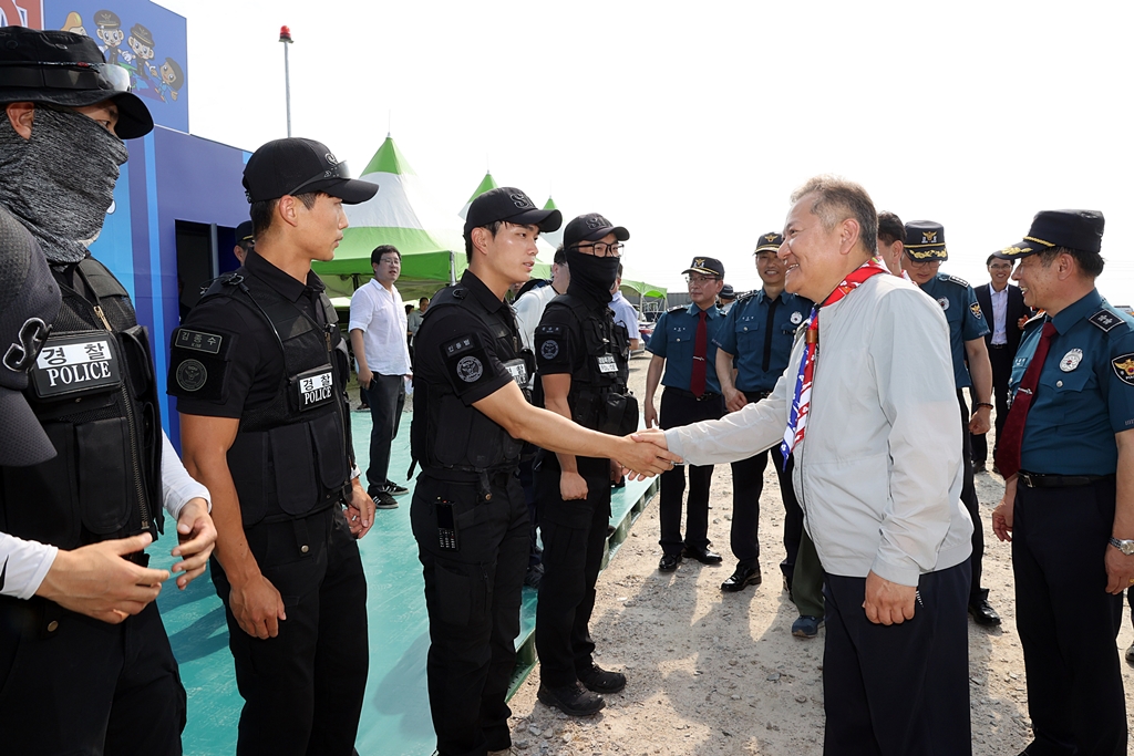 Lee Sang-min, Minister of the Interior and Safety, visits the Saemangeum in Buan-gun, Jeollabuk-do, where the 2023 World Scout Jamboree will be held to check the preparation status and security safety measures on the afternoon of the 29th.