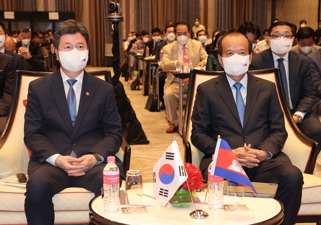 Vice Minister Han attended the Korea-Cambodia Digital Government Cooperation Forum with the Minister of Post and Telecommunication of Cambodia, Chea Vandeth, on 5th September.