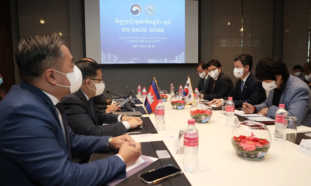 Vice Minister Han had a bilateral meeting with the Minister Chea Vandeth to discuss the bilateral cooperation including the digital government cooperation center on September 5.