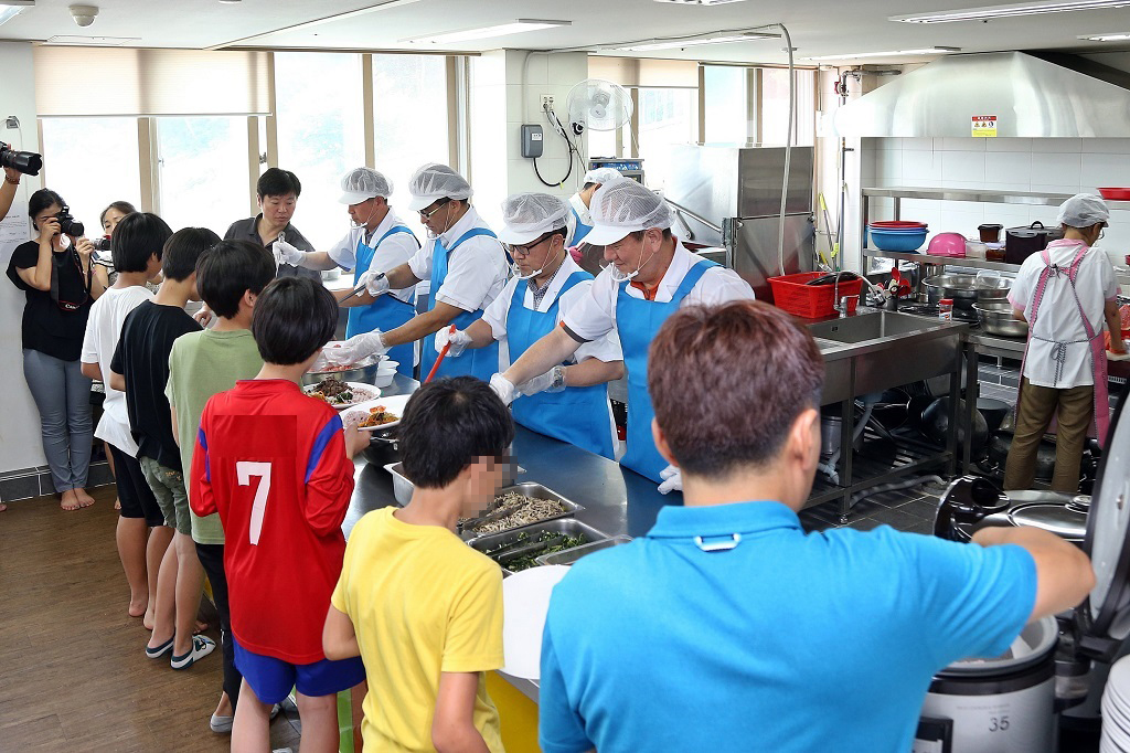 홍윤식 행정자치부 장관, 소외계층 결식아동 무료급식 봉사활동