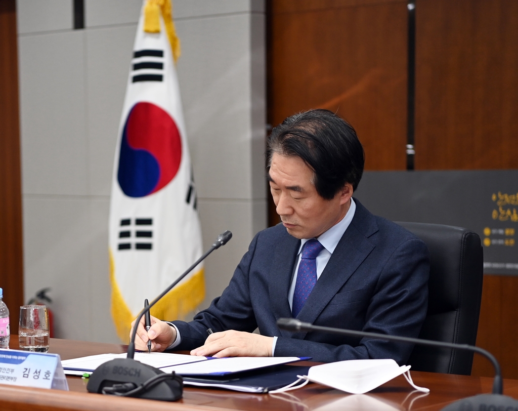 김성호 행정안전부 재난안전관리본부장이 18일 전북 완주군의 한국전기안전공사에서 열린 ‘전기안전 업무협약식’에 참석해 협약서에 서명하고 있다.