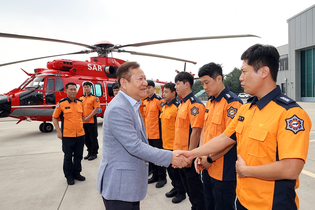 Minister of the Interior and Safety Lee Sang-min visits the 119 Air Rescue Unit located in Namyangju-si, Geyonggi-do, on the morning of the 28th to inspect fire rescue equipment and encourage firefighters.