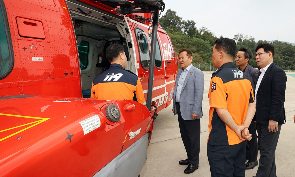 Minister of the Interior and Safety Lee Sang-min visits the 119 Air Rescue Unit located in Namyangju-si, Geyonggi-do, on the morning of the 28th to inspect fire rescue equipment and encourage firefighters.