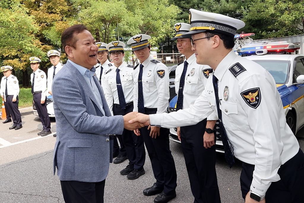 Minister of the Interior and Safety Lee Sang-min visits the Highway Patrol Unit 13 on the morning of the 28th to inspect Chuseok holiday traffic management measures and encourage patrol officers.