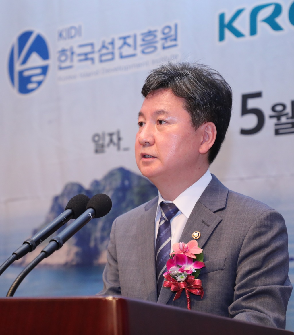 한창섭 행정안전부 차관이 25일 오후 서울시 중구소재 한국프레스센터에서 열린 '제 1회 한국 섬 포럼'에 참석해 축사를 하고 있다.