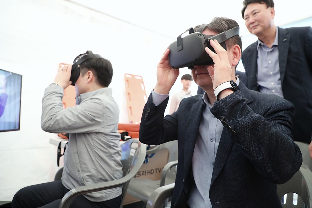 한창섭 행정안전부 차관이 27일 오후 경기도 김포시 아라마리나 일원에서 열리고 있는 '2023 김포 아라마린 페스티벌' 현장을 찾아 안전구조 VR 체험을 하고 있다.