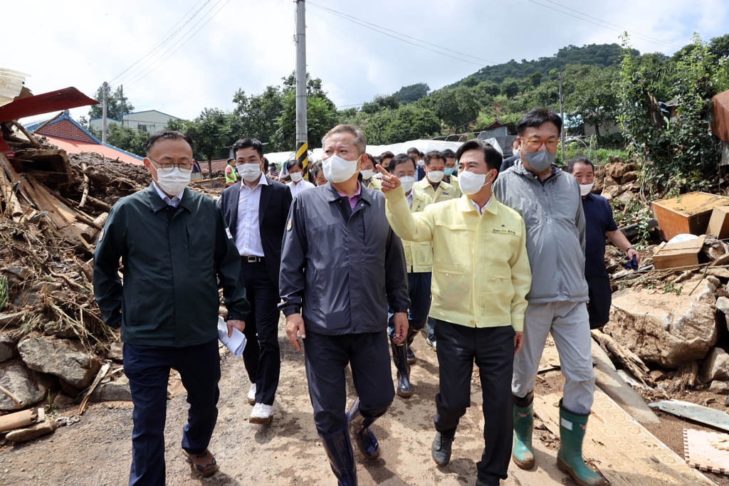 Interior and Safety Minister Lee Sang-min visits the site damaged by heavy downpours in Eunsan-myeon, Buyeo-gun, Chugcheongnam-do on the afternoon of the 16th, inspecting the response and recovery work.