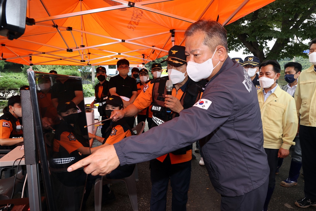 Minister Lee Sang-min visits the scene where firefighters are searching for the missing people, victims of torrential downpours, in Naryeong-ri, Buyeo-gun, Chungcheongnam-do, on the afternoon of the 16th and encourages those involved in the search operation.