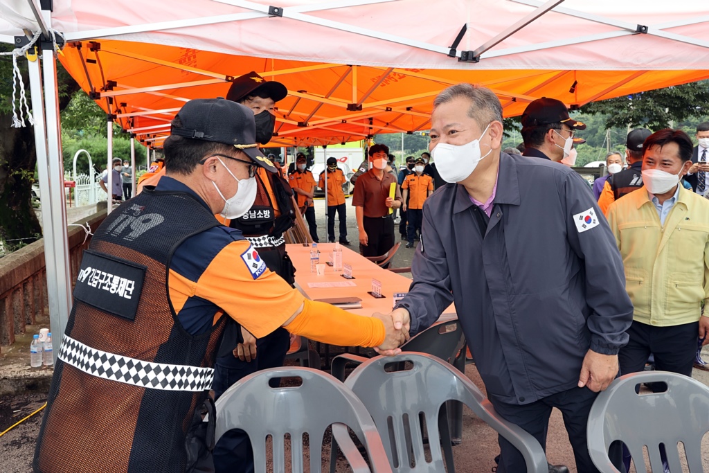 Minister Lee Sang-min visits the scene where firefighters are searching for the missing people, victims of torrential downpours, in Naryeong-ri, Buyeo-gun, Chungcheongnam-do, on the afternoon of the 16th and encourages those involved in the search operation.