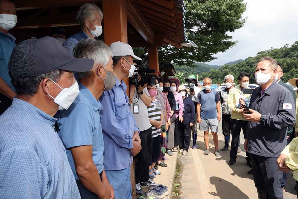 Minister Lee visits the site ravaged by heavy rains in Namyang-myeon, Cheongyang-gun, Chungcheongnam-do on the afternoon of the 16th, inspecting flooded farmland and encouraging the farmers.