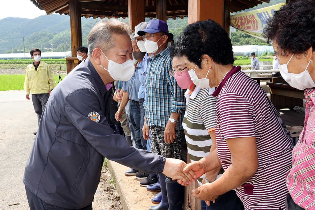 Minister Lee visits the site ravaged by heavy rains in Namyang-myeon, Cheongyang-gun, Chungcheongnam-do on the afternoon of the 16th, inspecting flooded farmland and encouraging the farmers.