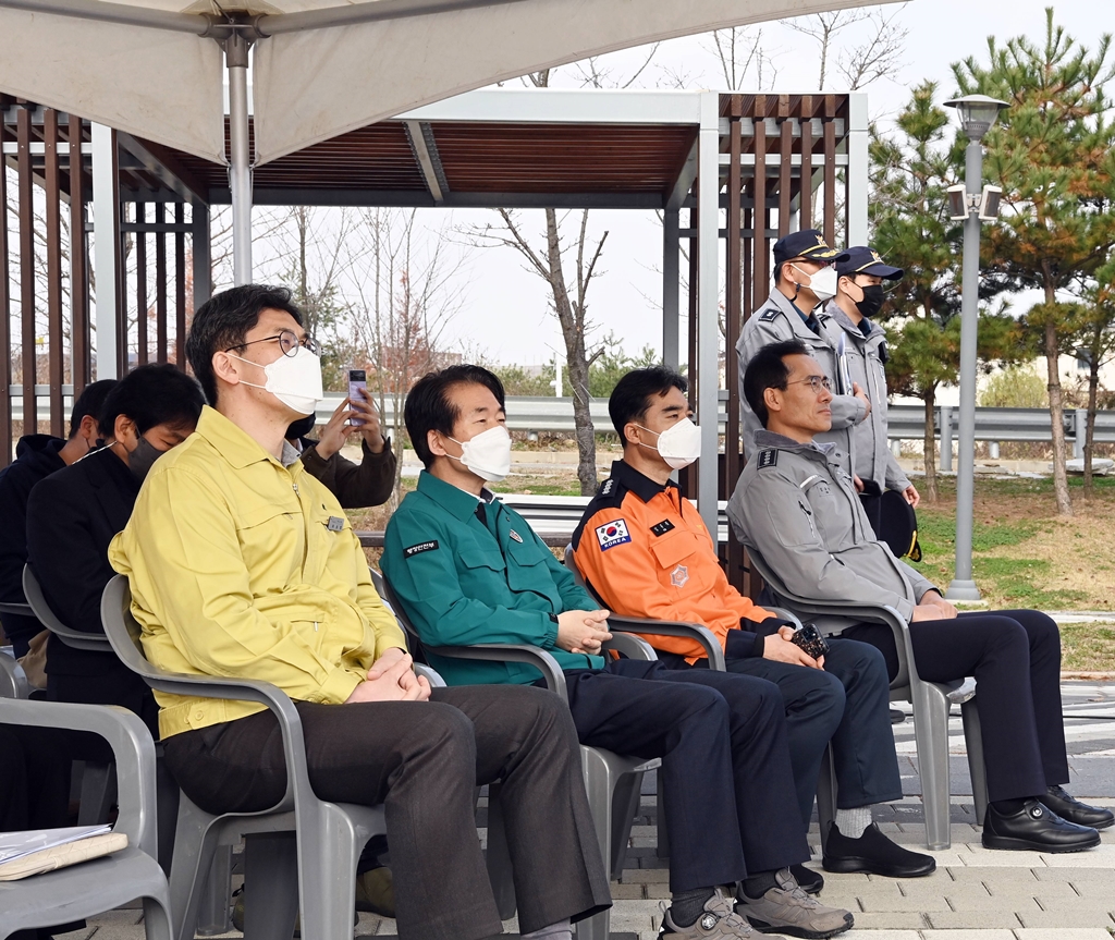 김성호 행정안전부 재난안전관리본부장이 24일 오후 경기도 김포시 아트빌리지 아트센터에서 열린 재난대응 안전한국훈련을 참관하고 있다.