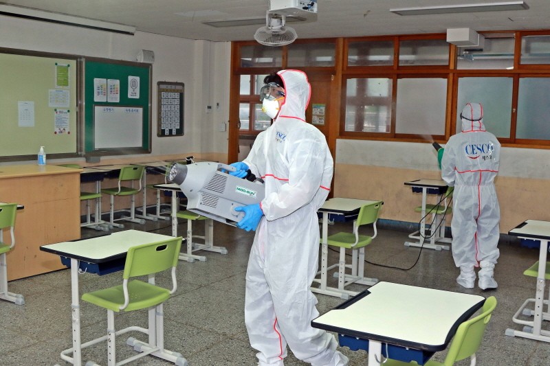 12일 오후 서울시 9급 공무원 임용 필기시험이 치뤄지는 윤중중학교에 방역 관계자들이 시험장 소독을 하고있다.