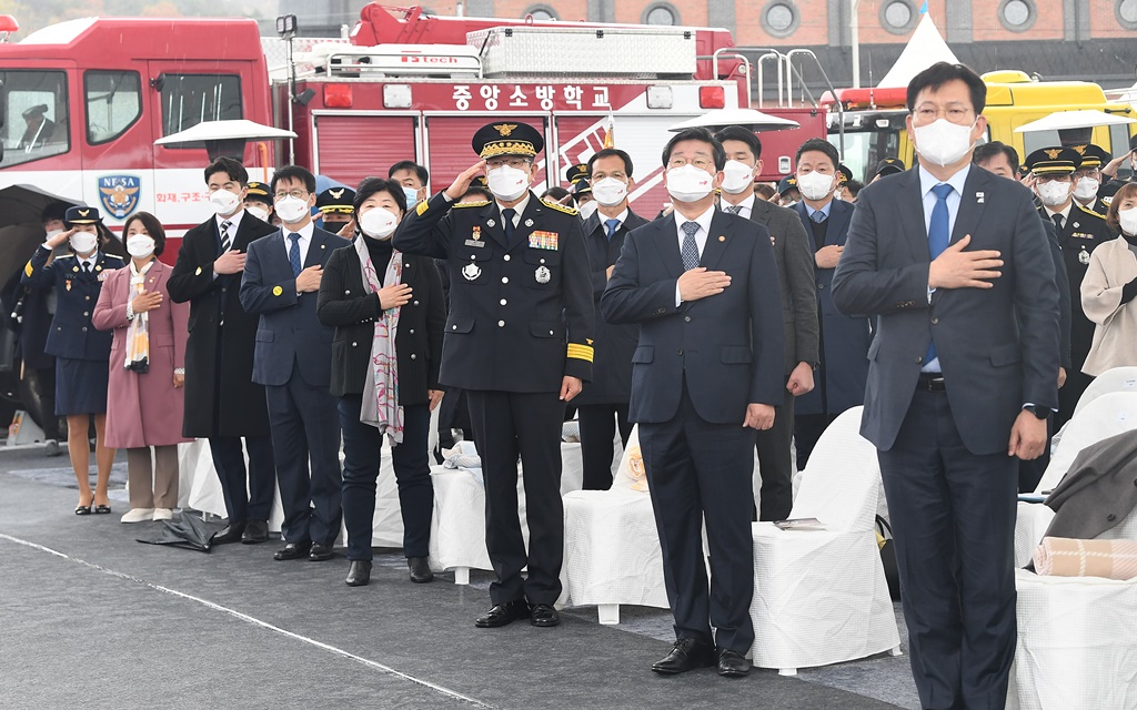 전해철 행정안전부 장관이 9일 충북 음성군 국립소방병원 부지에서 열린 '제59주년 소방의날 기념식'에 참석해 국민의례를 하고 있다. 
