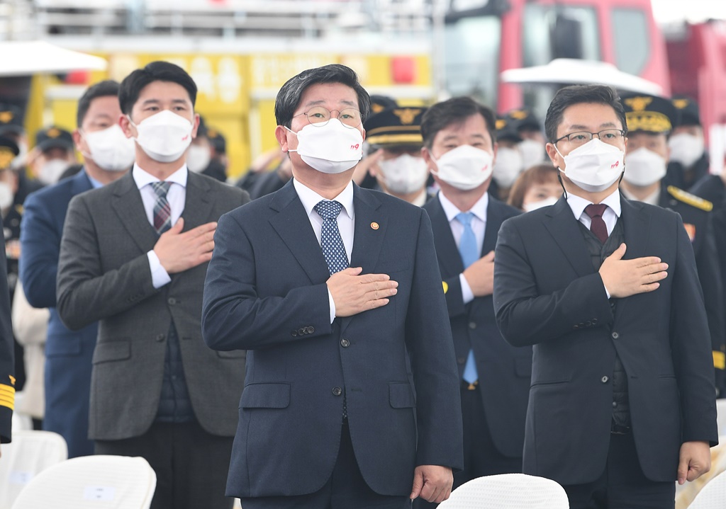 전해철 행정안전부 장관이 9일 충북 음성군 국립소방병원 부지에서 열린 '제59주년 소방의날 기념식'에 참석해 국민의례를 하고 있다. 