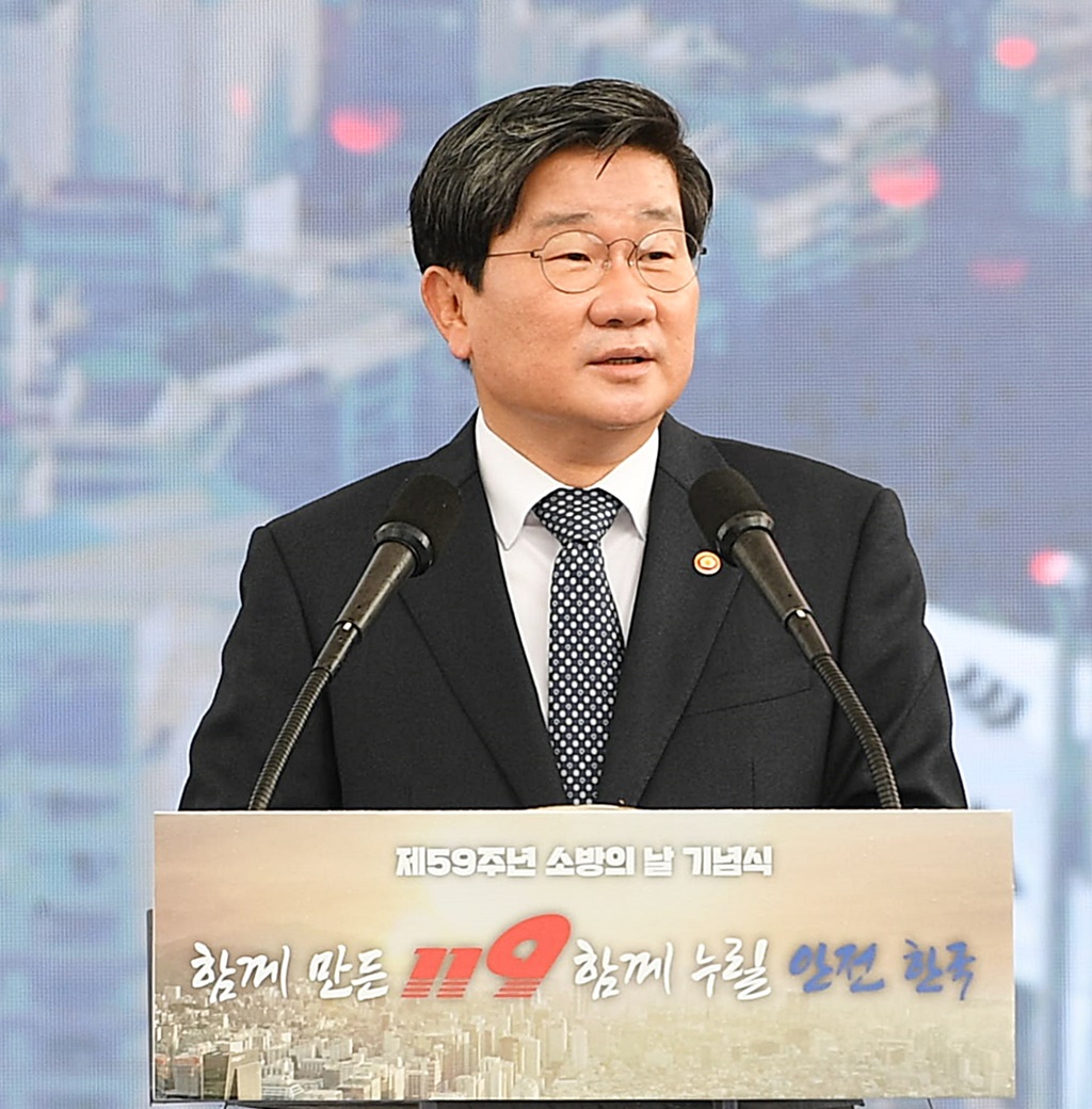 전해철 행정안전부 장관이 9일 충북 음성군 국립소방병원 부지에서 열린 '제59주년 소방의날 기념식'에서 인사말을 하고 있다.