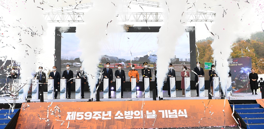 전해철 행정안전부 장관(가운데)이 9일 충북 음성군  국립소방병원 부지에서 열린 '제59주년 소방의날 기념식'에서  주요 참석자들과 국립소방병원 기공식을 알리는 포퍼먼스를 하고 있다.