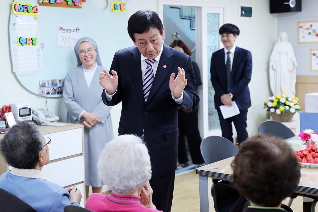 진영 장관이 2일 오후 가정의 달을 맞아 노인주거복지시설 성우회(서울 은평구)를 방문해 어르신들을 위로·격려하고 있다.