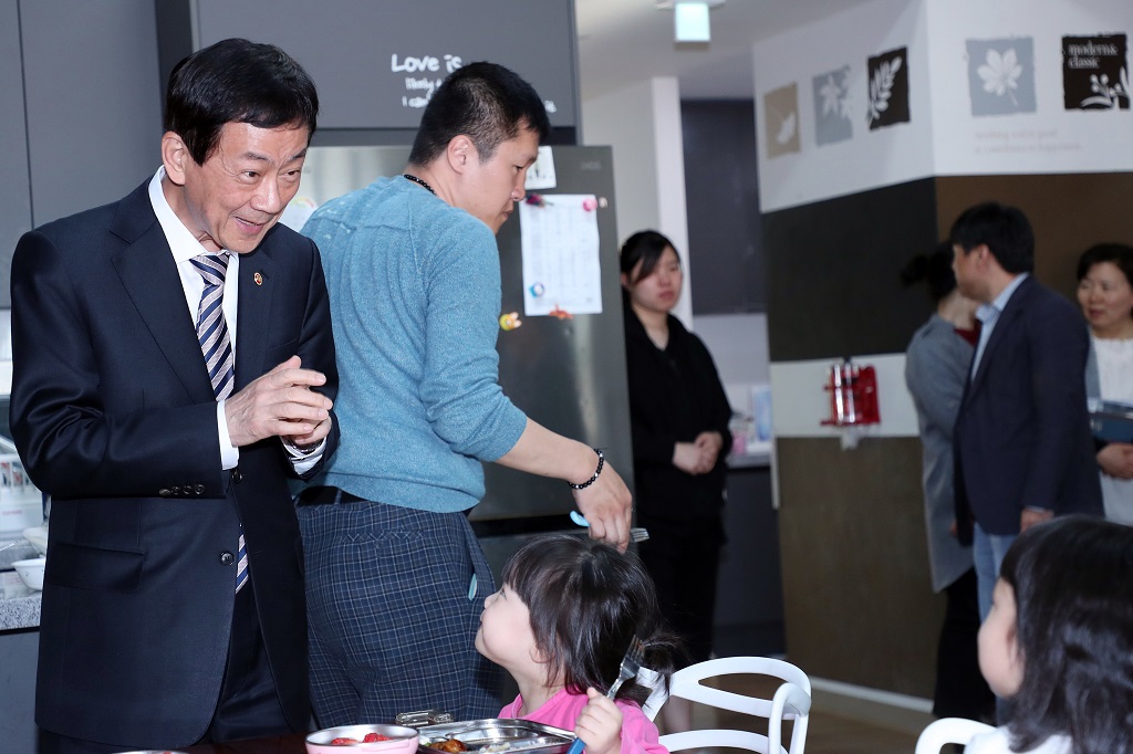 진영 장관이 2일 오후 가정의 달을 맞아 아동보육시설 은평 천사원(서울 은평구)을 방문해 아동들을 격려하고 있다.