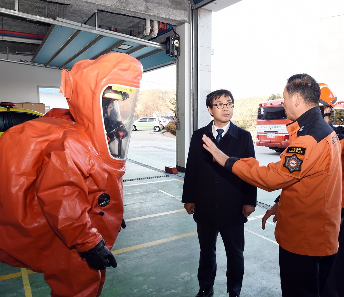 류희인 재난안전관리본부장이 23일 서산화학재난합동방재센터(충남 서산시 소재)를 방문해 A급 보호복을 점검하고 있다.