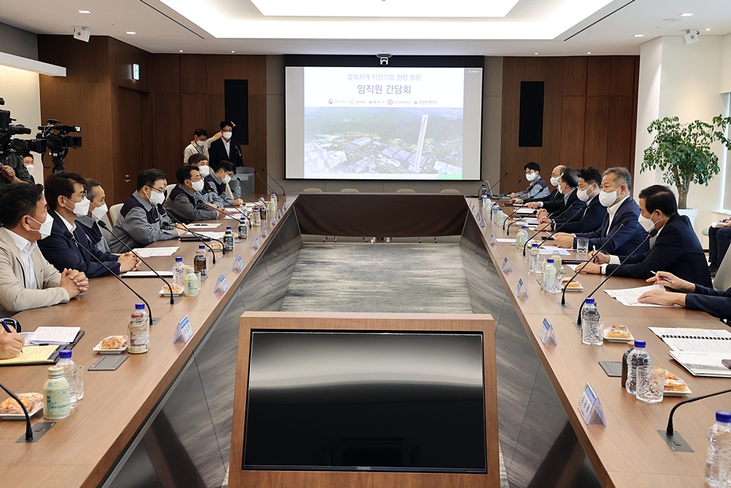 Minister of the Interior and Safety Lee Sang-min visits a company that relocated to Chungju city in Chungcheong Province and holds a meeting to discuss support measures and listen to difficulties on the afternoon of the 20th.