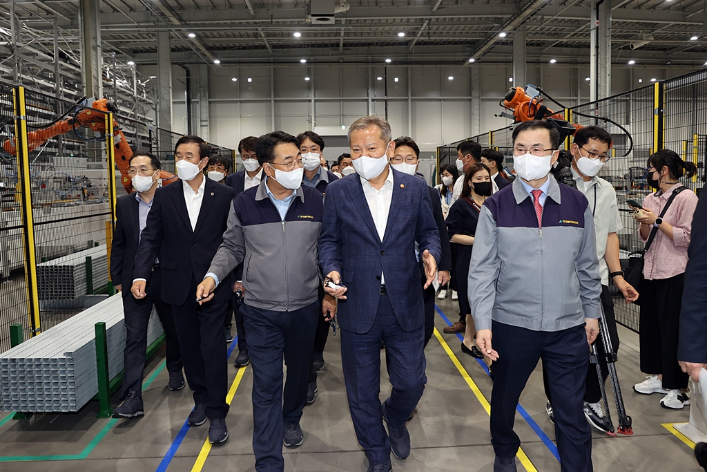 Lee Sang-min, Minister of the Interior and Safety, visits an elevator production site of a company that relocated to Chungju city in Chungcheong Province on the afternoon of the 20th to find ways to support companies relocated to the non-capital area.
