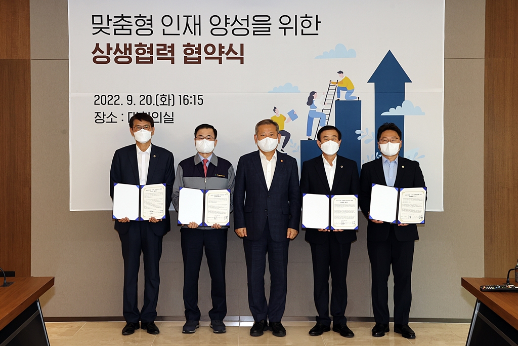 On the afternoon of the 20th, the Hyundai Elevator headquarters in Chungju city, Chungcheongbuk-do, held a corporate-university-local government's win-win cooperation agreement ceremony to forster customized talent for the elevator industry.  The Acting President of the Korea National University of Transportation, Jeong Ki-man, the CEO of Hyundai Elevator, Cho Jae Cheon, the Minister of the Interior and Safety, Lee Sang-min, the Mayor of Chungju city, Cho Gil-hyeong, the Vice Governor of Chungcheongbuk-do, Lee Woo jong (from the left) pose for a photo.