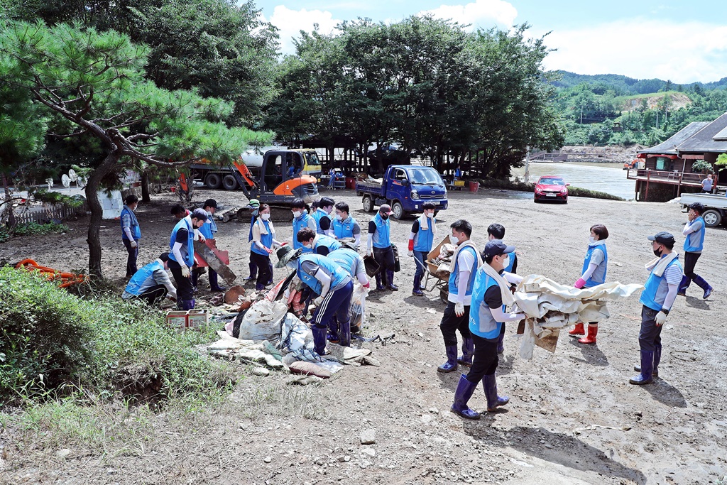 13일(목) 기록적인 폭우로 피해를 입은 충청남도 금산군 지역의 수해 복구를 위해 행정안전부 직원이 봉사활동에 참여하고 있다.