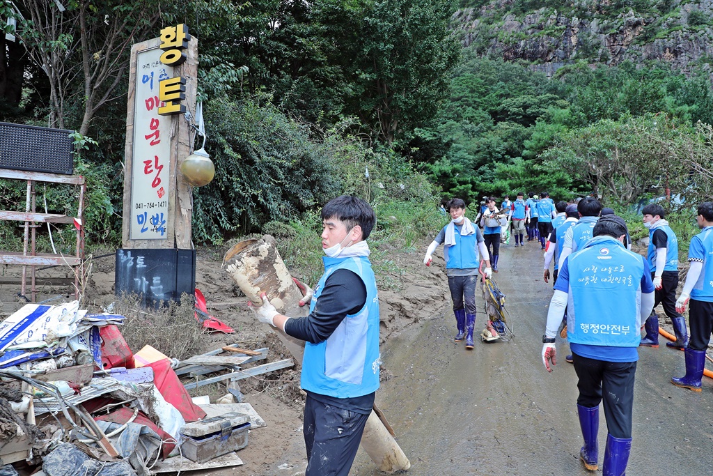 13일(목) 기록적인 폭우로 피해를 입은 충청남도 금산군 지역의 수해 복구를 위해 행정안전부 직원이 봉사활동에 참여하고 있다.