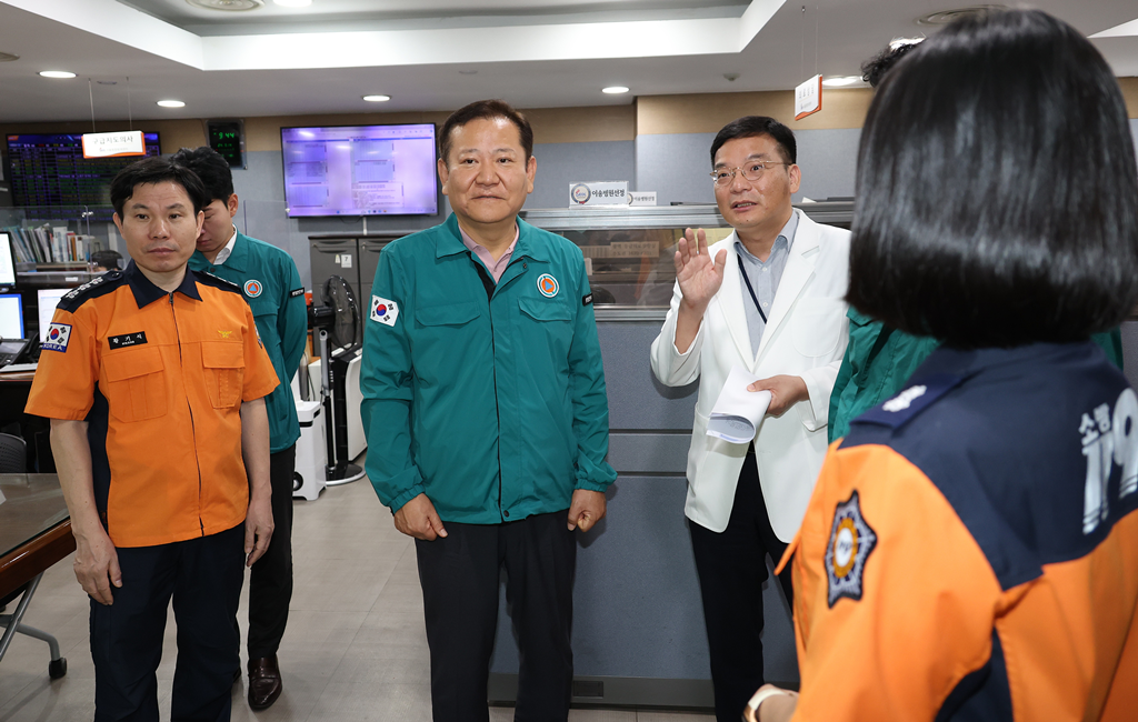 이상민 행정안전부 장관이 14일 오전 서울 중구 소재 서울 119구급상황관리센터 방문해 추석 연휴 응급환자 이송병원 현황 및 119구급상황관리센터 운영상황을 점검하고 있다.