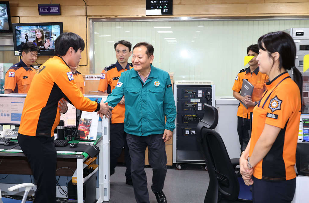 이상민 행정안전부 장관이 14일 오전 서울 중구 소재 서울 119구급상황관리센터 방문해 추석 연휴 응급환자 이송병원 현황 및 119구급상황관리센터 운영상황을 점검하고 근무자를 격려 하고 있다.