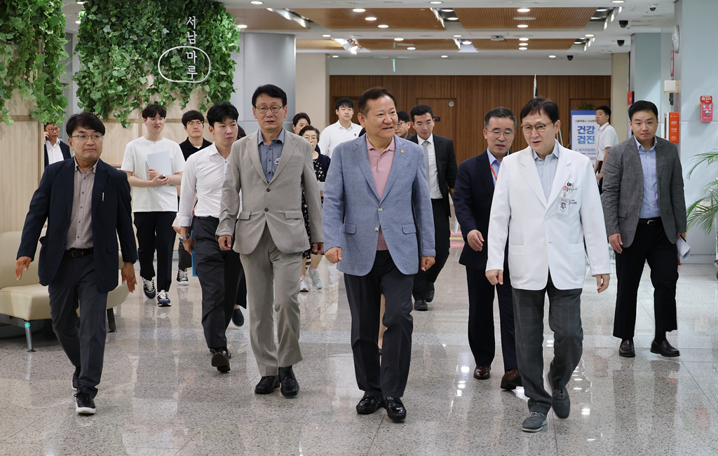 이상민 행정안전부 장관이 14일 오전 서울 양천구 소재 서울 서남병원 방문해 추석 명절 대비 응급의료상황을 점검하고 응급실 의료진을 격려하고 있다.