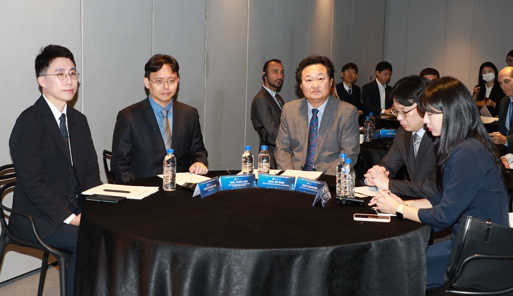서보람 행정안전부 디지털정부실장(가운데)이 30일 오전 서울 강남구 L7호텔에서 열린 제12차 BSEC(흑해경제협력기구) 디지털정부 초정연수 프로그램에 참석하고 있다.