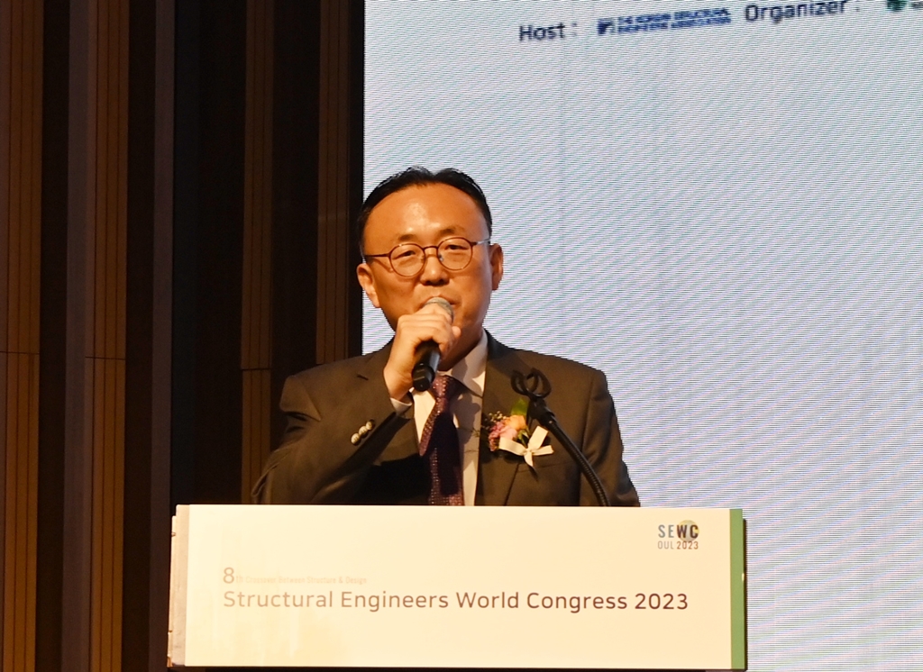 이한경 행정안전부 재난안전관리본부장이 18일 서울 강남구 한국과학기술회관 국제회의장에서 열린 ‘제8회 국제구조기술자 대회’에 참석해 축사를 하고 있다.