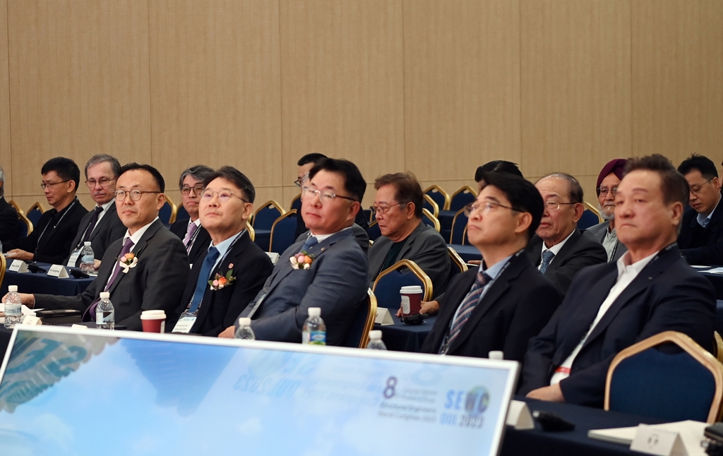 이한경 행정안전부 재난안전관리본부장(앞줄 왼쪽)이 18일 서울 강남구 한국과학기술회관 국제회의장에서 열린 ‘제8회 국제구조기술자 대회’에 참석하고 있다.
