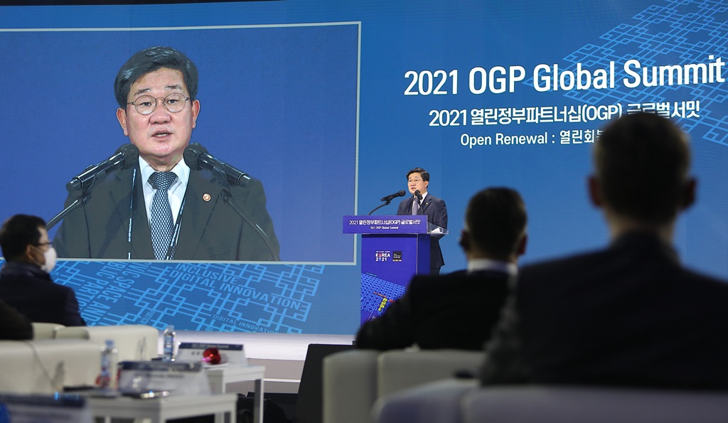 전해철 행정안전부 장관이 15일 서울시 강남구 코엑스에서 대한민국 정부(행안부)가 OGP 11대 의장국으로 개최하는 "2021 열린정부파트너십(Open Government Partnership, 이하 OGP) 글로벌서밋" 에 참석해 인사말을 하고 있다.