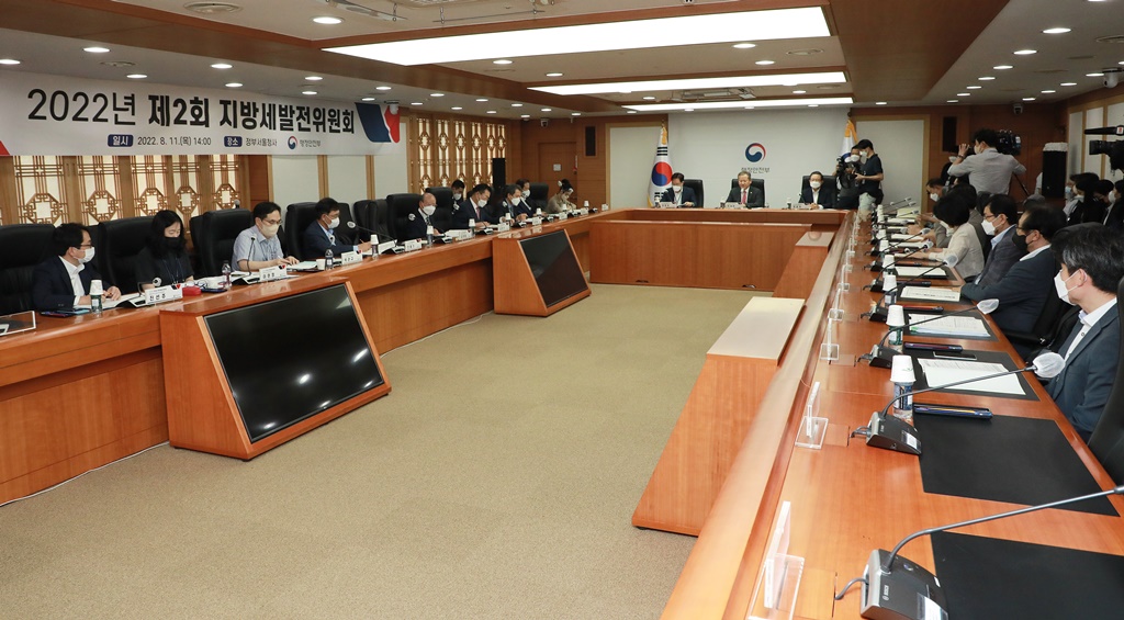 이상민 행정안전부 장관이 11일 오후 서울 종로구 정부서울청사에서 열린 2022년 제2회 지방세발전위원회에 참석해 모두발언을 하고 있다. 
