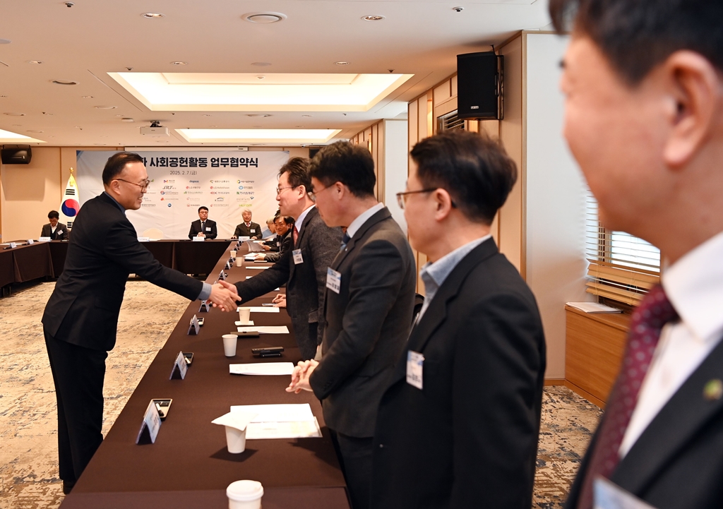 이한경 행정안전부 재난안전관리본부장이 7일 서울 용산구 피스앤파크 컨벤션센터에서 열린 '안전문화 사회공헌활동 업무협약식'에 앞서 관계자들을 격려하고 있다.