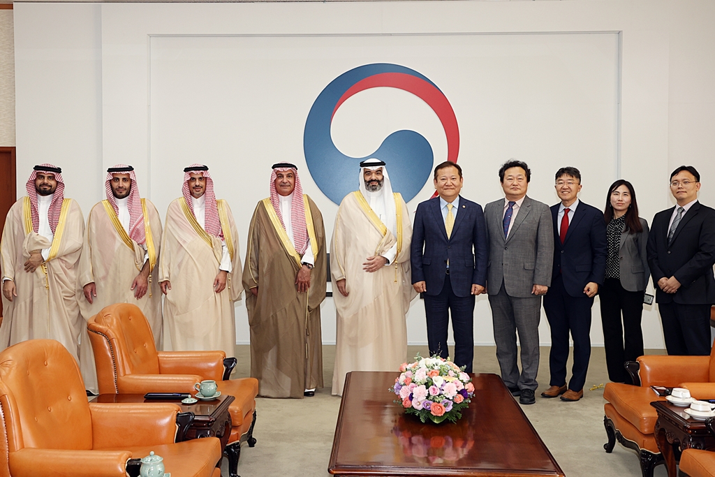 Minister of the Interior and Safety Lee Sang-min, fifth from the right, poses for a photo with Saudi Arabia's Minister of Communications and Information Technology H.E. Abdullah Alswaha, who visited Seoul to discuss cooperation in the digital government, at the Government Complex Seoul in Jongno-gu, Seoul, on the afternoon of the 5th.