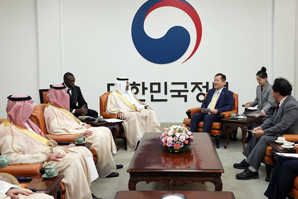 Interior Minister Lee Sang-min meets with Saudi Arabia's Minister of Communications and Information Technology H.E. Abdullah Alswaha, who visited Korea to discuss cooperation in digital government, at the Government Complex Seoul in Jongno-gu, Seoul, on the afternoon of the 5th.