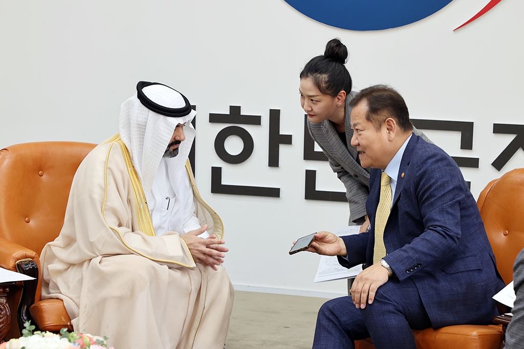 Minister Lee Sang-min explains mobile services to Saudi Arabia's Minister of Communications and Information Technology H.E. Abdullah Alswaha, who visited Korea to discuss cooperation in digital government, at the Government Complex Seoul in Jongno-gu, Seoul, on the afternoon of the 5th.