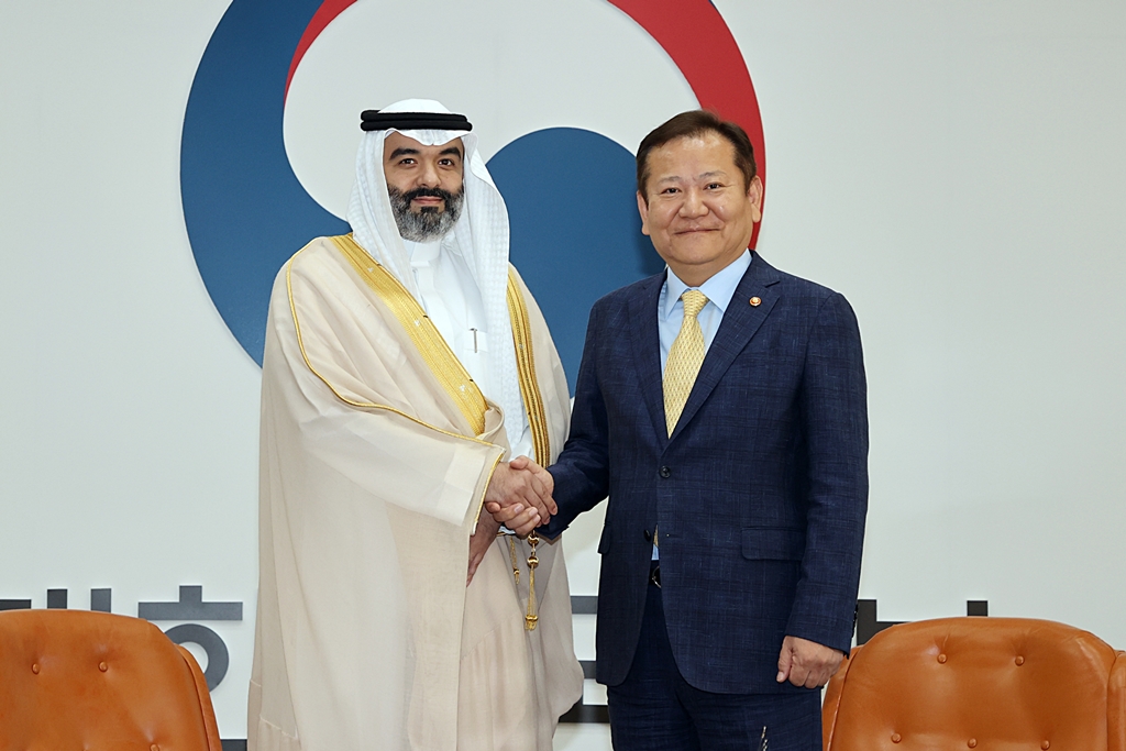 Minister Lee Sang-min shakes hands with Saudi Arabia's Minister of Communications and Information Technology H.E. Abdullah Alswaha, who visited Korea to discuss cooperation in digital government, at the Government Complex Seoul in Jongno-gu, Seoul, on the afternoon of the 5th.